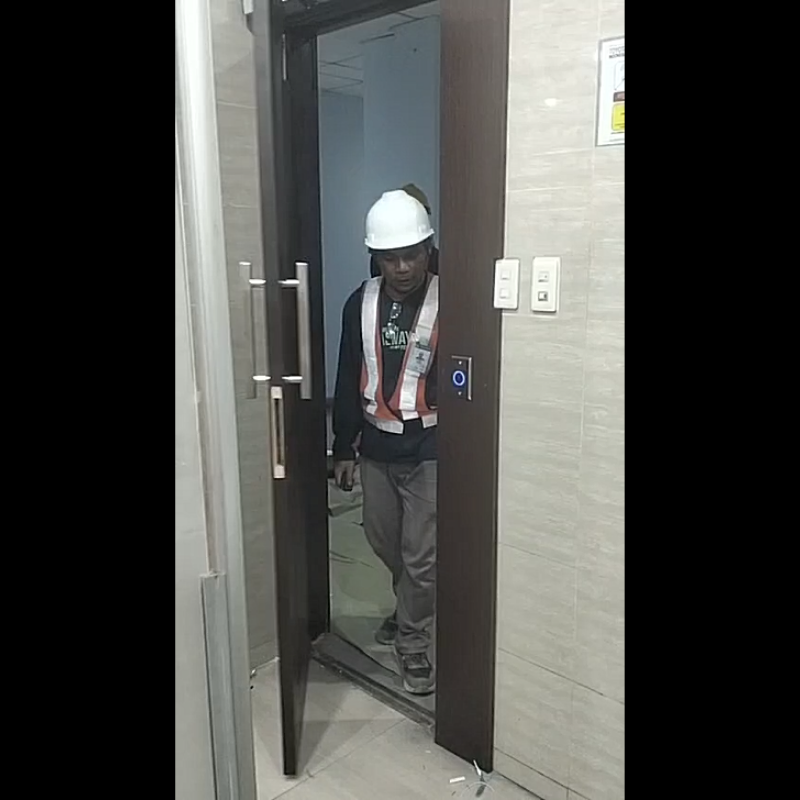 Gambar Detail Pemasangan Swing Door 100 kg Toilet Kantor Bogor